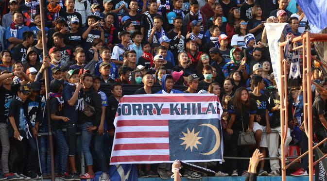 Perseteruan pendukung Timnas Indonesia dan Malaysia makin memanas. Meski belum bertemu di lapangan, keduanya sudah saling serang baik di dunia maya maupuan nyata, Seperti yang terlihat di Stadion Jatidiri Semarang dalam foto ini.    