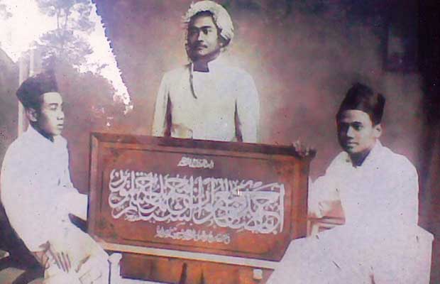 MUDA: Hadlratussyaikh Hasyim Asy’ari (tengah) bersama KH Jazuli Utsman ayah Gus Miek (kiri) dan Mbah Dawam, penulis khath di atas mihrab Masjid Tebuireng.(foto: dok)