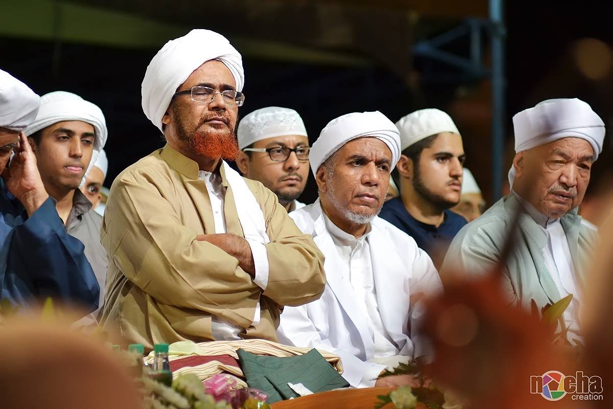 AMALAN: Habib Umat (bersedekap) bersama para ulama di Jakarta. (foto: ist)