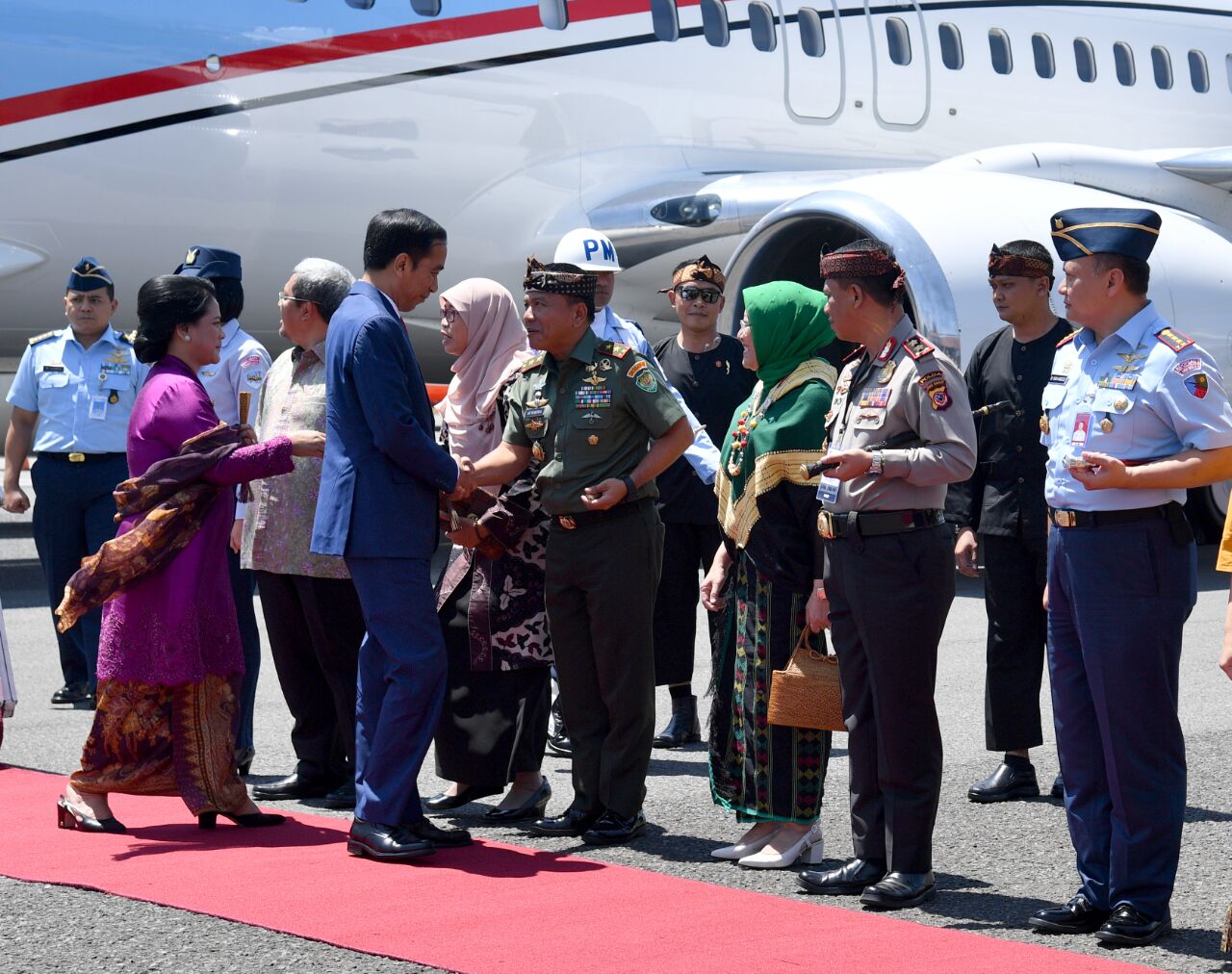 Presiden Joko Widodo didampingi Ibu Negara Iriana Joko Widodo siang ini, Sabtu, (26/8/2017), bertolak menuju Kota Bandung, Provinsi Jawa Barat, sekira pukul 11.20 WIB. (Foto: Biro Pers/Setpres)