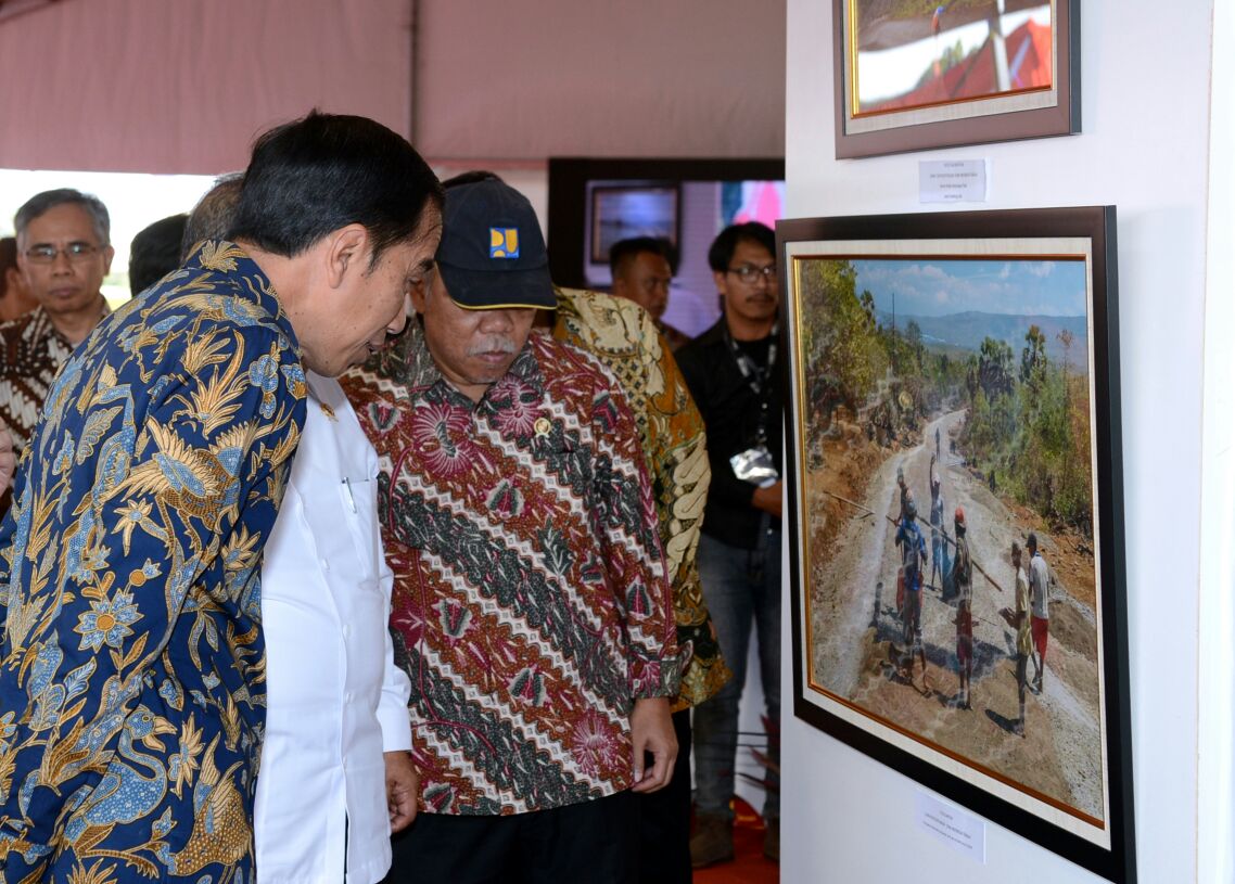 Presiden Joko Widodo meninjau pameran 'Infrastruktur Dalam Foto' yang digelar di Lapangan Silang Monas, Jakarta, Minggu, (27/8/2017). (Foto: Biro Pers/Setpres)
