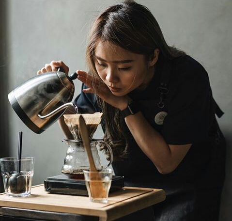 Asyiknya brewing kopi dengan alat seduh manual. foto: istimewa by noritachai 
