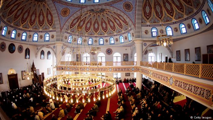IBADAH: Masjid Merkez di Duisburg berdiri pada 2008 di Jerman. (foto:Deutsche Welle)