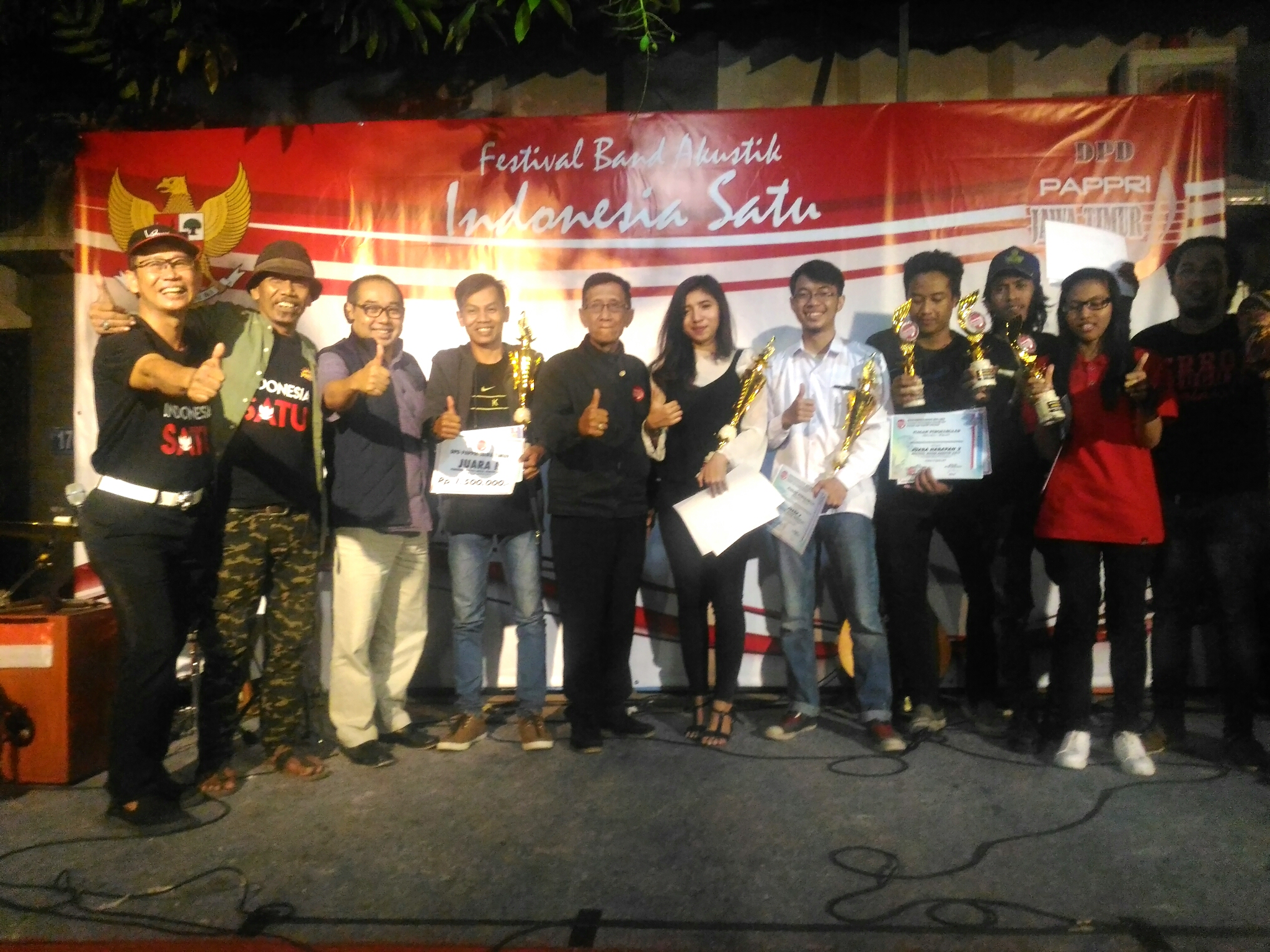 CEO ngopibareng.id, Arif Afandi bersama pengurus PAPPRI Jatim dan para pemenang Festival Band Akustik.    