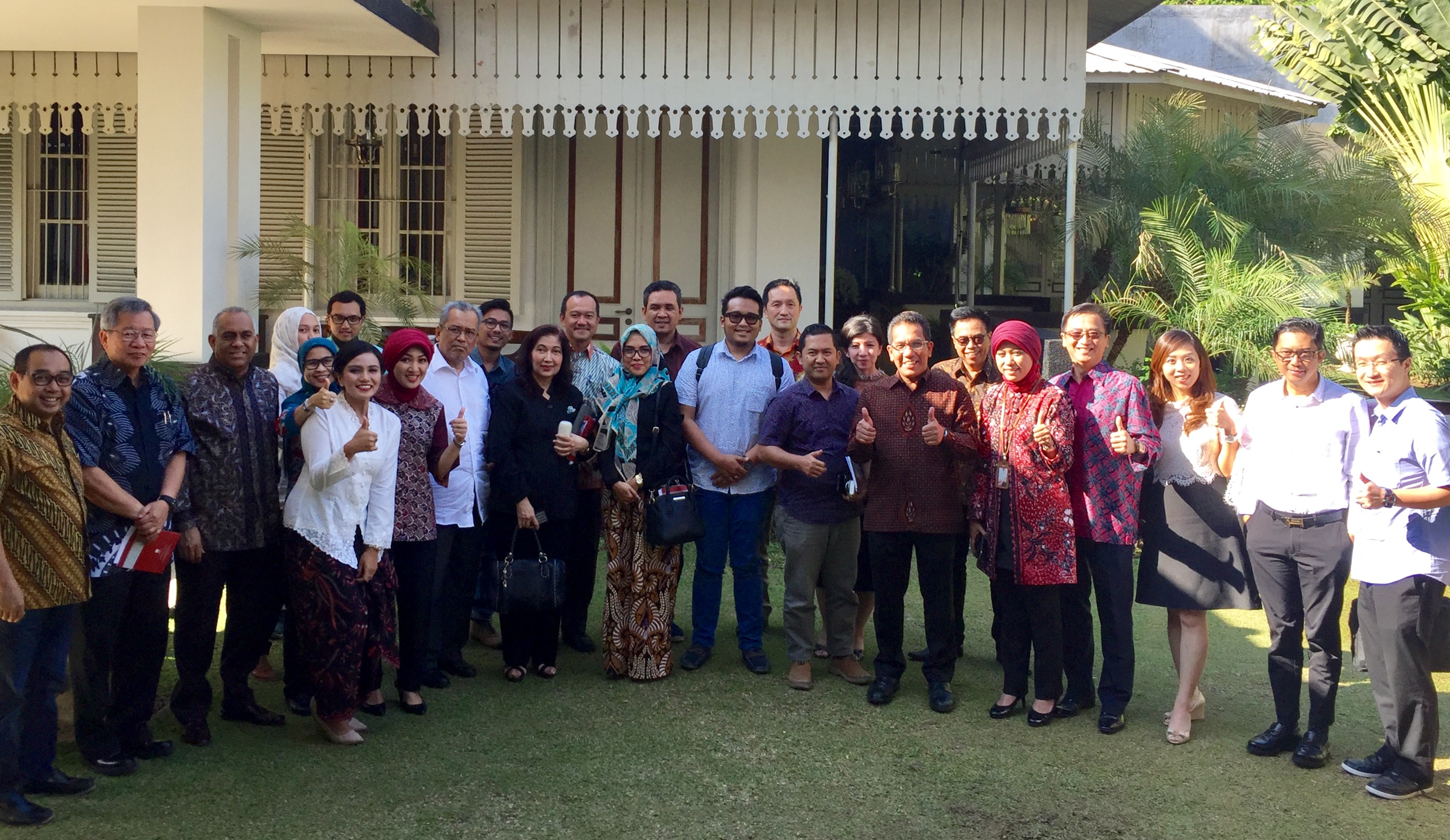 MERAYU: Sebagian pengusaha Surabaya menyempatkan foto bersama Direktur BEI usai gathering di D' Sumatra Surabaya.