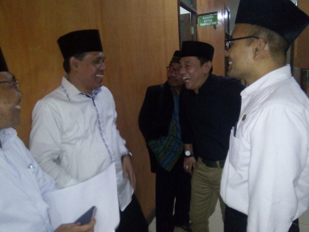 Ketua DPP PPP Jatim Musyaffa’ Noer (dua kiri) berbincang dengan pengurus PWNU Jatim termasuk Sekretaris NU Jatim Prof Dr Muzakki (kanan) usai dipanggil kiai NU Jatim