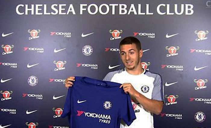 Kylian Hazard (22 tahun) menunjukkan jersey usai mendantangani kontrak dengan Chelsea di Lonndon hari Selasa kemarin. (foto:mailonline)