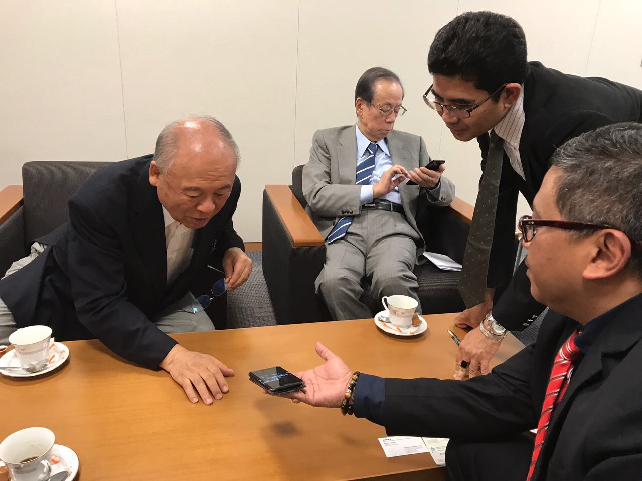 KUNJUNGAN: Sekjen PDIP Hasto Kristiyanto menunjukkan sesuatu kepada politisi senior Jepang.