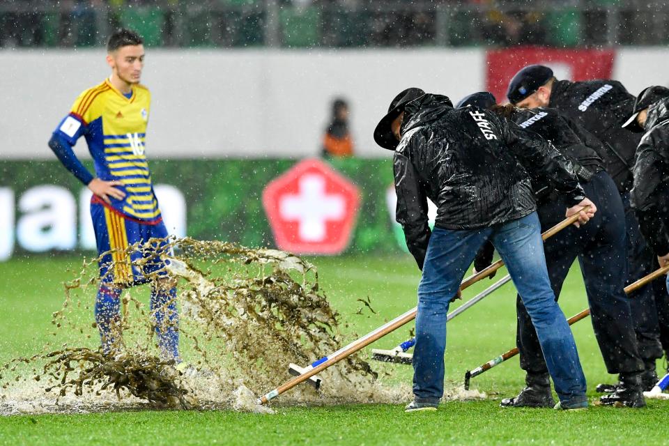 Tidak hanya di Indonesia lapangan mirip sawah, di Stadion Kybunpark St. Gallen tempat laga tuan rumah Swiss vs Andorra juga berulang kali harus dikeringkan karena genangan air hujan, dini hari tadi.  