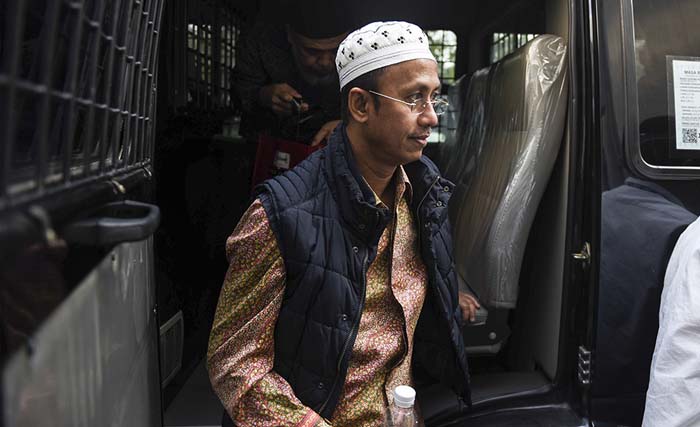 Bupati  Pamekasan non aktif Achmad Syafii memasuki tahanan lagi usai menjalankan shalat Idul Adha di Lapangan Pomdam Jaya Jl. Guntur,  Jakarta, Jumat (1/9). (foto:hafidz mubarak/antara)