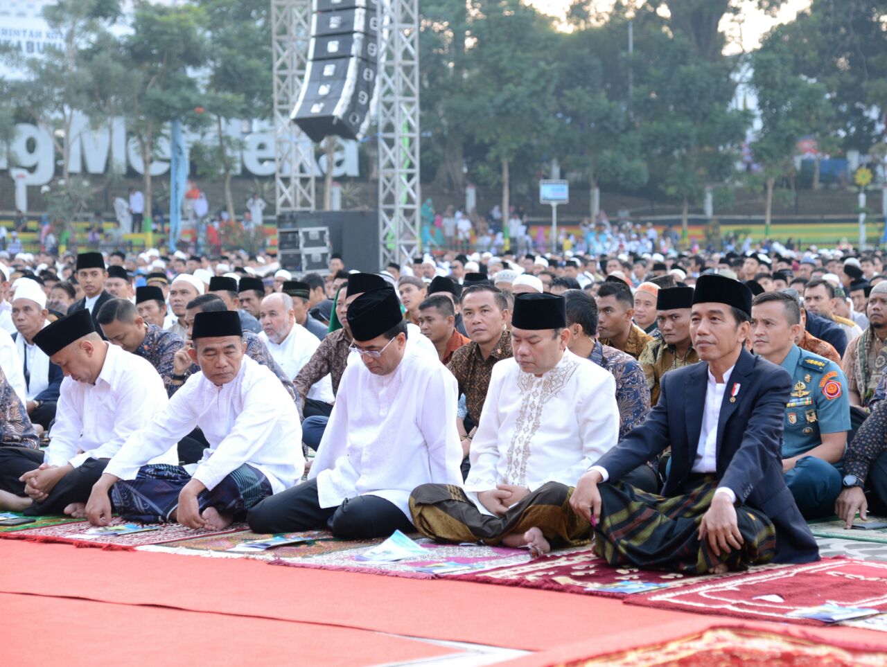 Presiden Joko Widodo salat Idul Adha di Sukabumi, Jawa Barat, Jumat (1/9). (Foto: Biro Pers Setpres)  