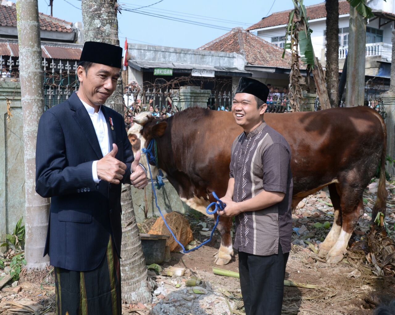Presiden Joko Widodo menyerahkan hewan kurban berupa satu ekor sapi jenis Simental dengan berat 1,1 ton dan 1.500 paket sembako di Masjid Agung Sukabumi, Jumat (1/9). (Foto: Biro Pers/Setpres)  