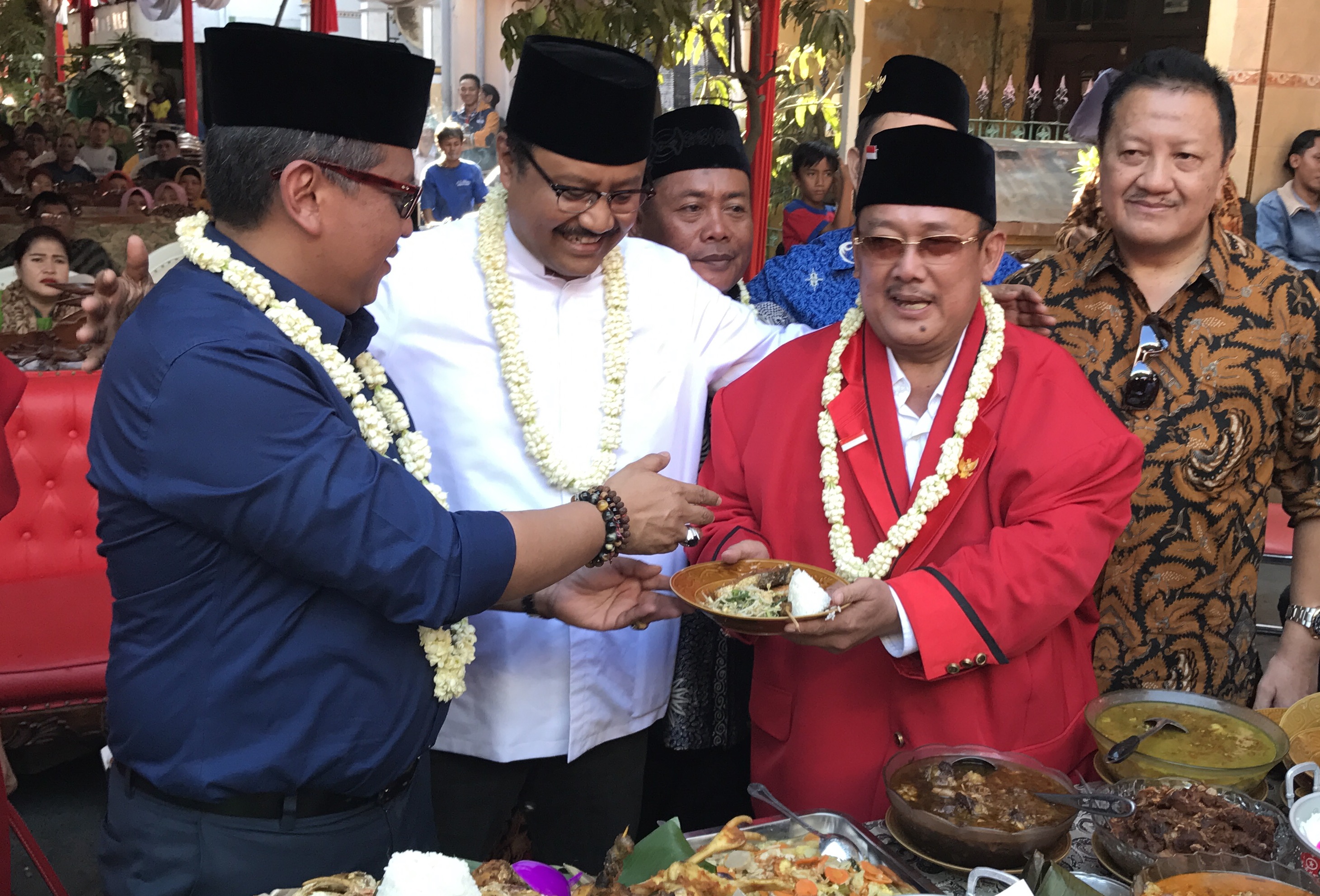(dari kiri) Sekjen PDIP Hasto Kristianto bersama Saifullah Yusuf dan Mat Mochtar saat Tasyakuran HUT RI di Bulak Banteng, Surabaya, Jumat (1/9/2017).