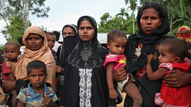 MENGUNGSI: Warga etnis Rohingya sedang mengungsi dari perkampungan mereka di Myanmar. (foto: istimewa)