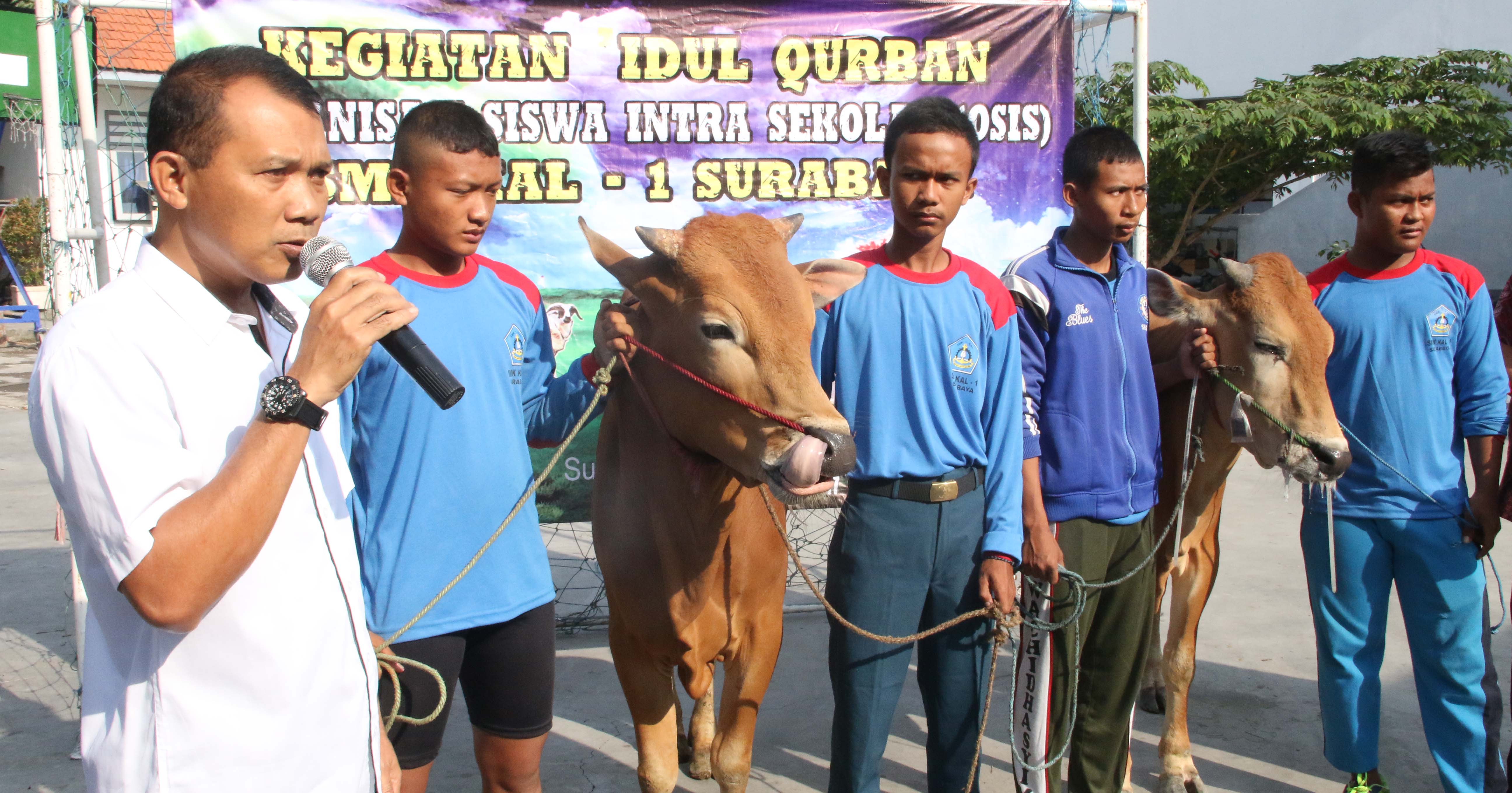 Kepala SMK KAL-1 Surabaya Drs. Burhan, M.Pd memberikan motifasi kepada siswanya  untuk berpartisipasi dalam  penyembelihan hewan qurban tahun 1438 H di halaman sekolah.