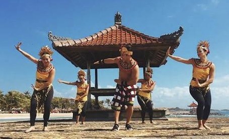 EKSOTIS: Penari latar Shakira dengan busana dan latar belakang Bali di video klip terbarunya.