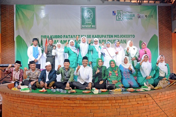 Wagub Jatim Saifullah Yusuf beserta peserta pengajian Muslimat Mojokerto
