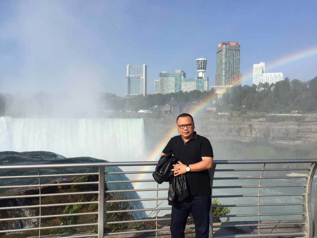 NIAGARA: Tofan Mahdi saat mengunjungi Air Terjun Niagara di Buffalo, perbatasan New York State dan Kanada. 