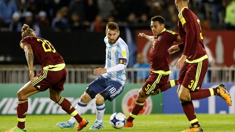 Lionel Messi menghadapi kepungan permaian Venezuela dalam laga kualifikasi Piala Dunia 2018, tadi pagi. foto:fifa.com