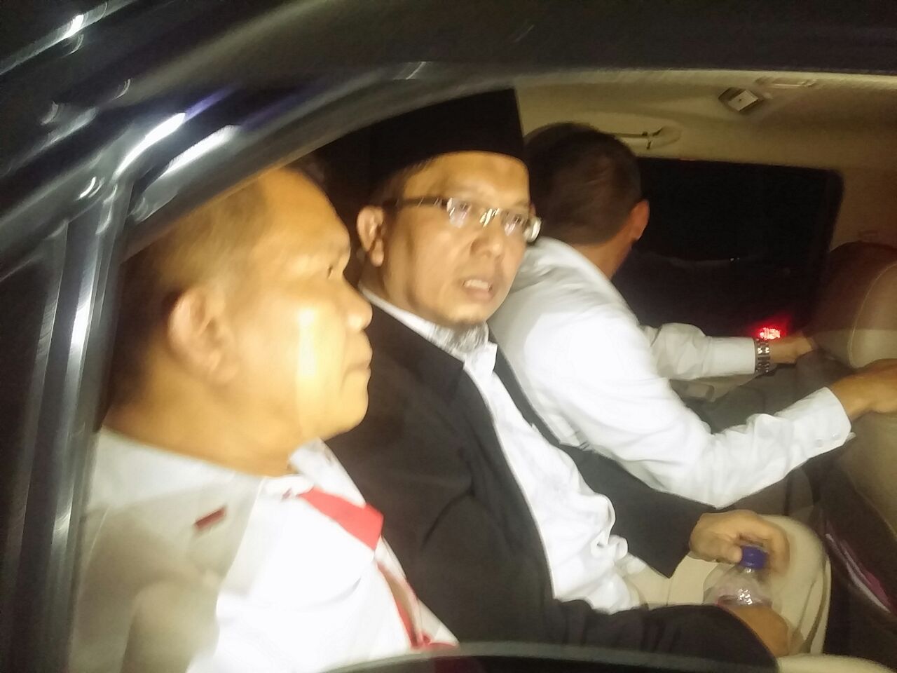 Ustad Alfian Tanjung saat dibawa masuk ke mobil petugas Polda Jatim sesaat setelah keluar dari pintu Rutan Medaeng, Sidoarjo, tadi malam.