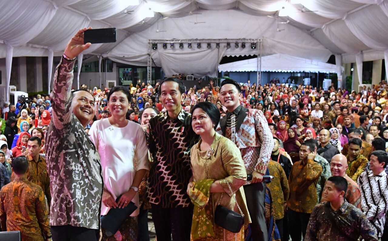 KANGEN: Presiden Jokowi dan Ibu negara sedang wefie bersama masyarakat Indonesia di Singapura. (Foto Biro Pers/Setpres)