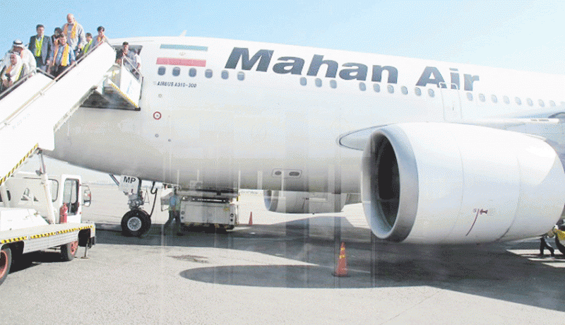 Wisatawan dari Iran turun dari pesawat di Bandar Udara Ngurah Rai, Denpasar, Bali.