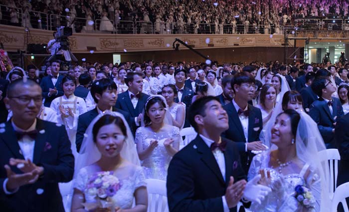  Sebanyak 4 ribu pasangan mengikuti upacara pernikahan massal yang digelar Gereja Unifikasi di Gapyeong, Kamis (7/9) kemarin. Upacara pernikahan massal ini juga untuk memperingati lima tahun penahbisan diri Sun Myung Moon sebagai juru selamat. (foto: ed jones/afp) 