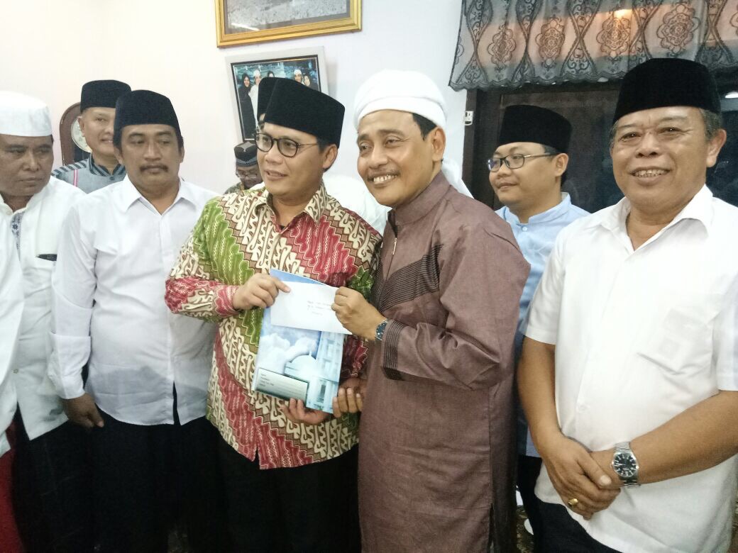 Kiai Mutawakil Alallah, Ketua PWNU Jatim menyerahkan surat kepada Wasekjen PDIP Ahmad Basarah, Jumat (8/9/2017).