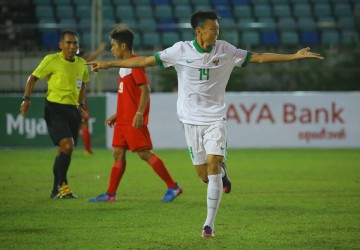 Pemain Timnas Indonesia U19, Feby Eka Putra terlihat kurus tapi bertenaga saat mencetak tiga gol ke gawang Filipinan di laga penyisihan grup B Piala AFF U18 di Myanmar.