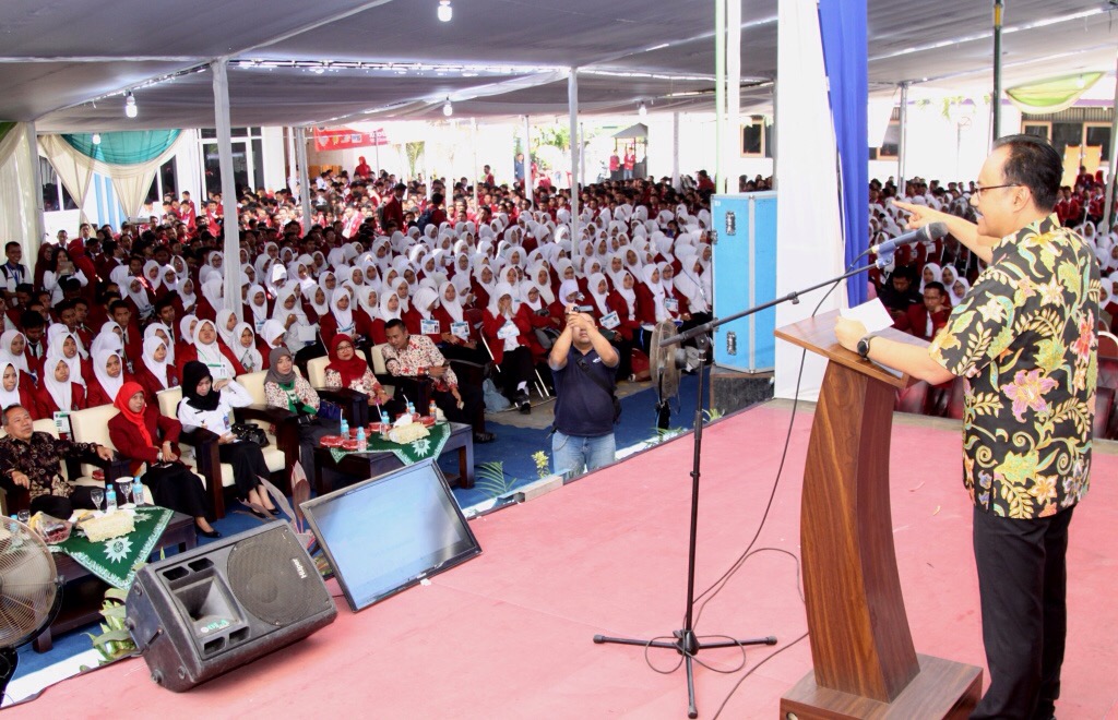 Gus Ipul saat memeberi sambutan di hadapan ribuan mahasiswa baru Umsida, Sabtu, 9 September 2017. (Foto: Humas Pemrov)