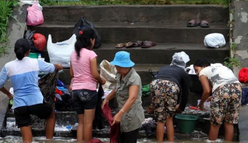 Para wanita mencuci di kali, di Bali. (foto: dokumentasi)