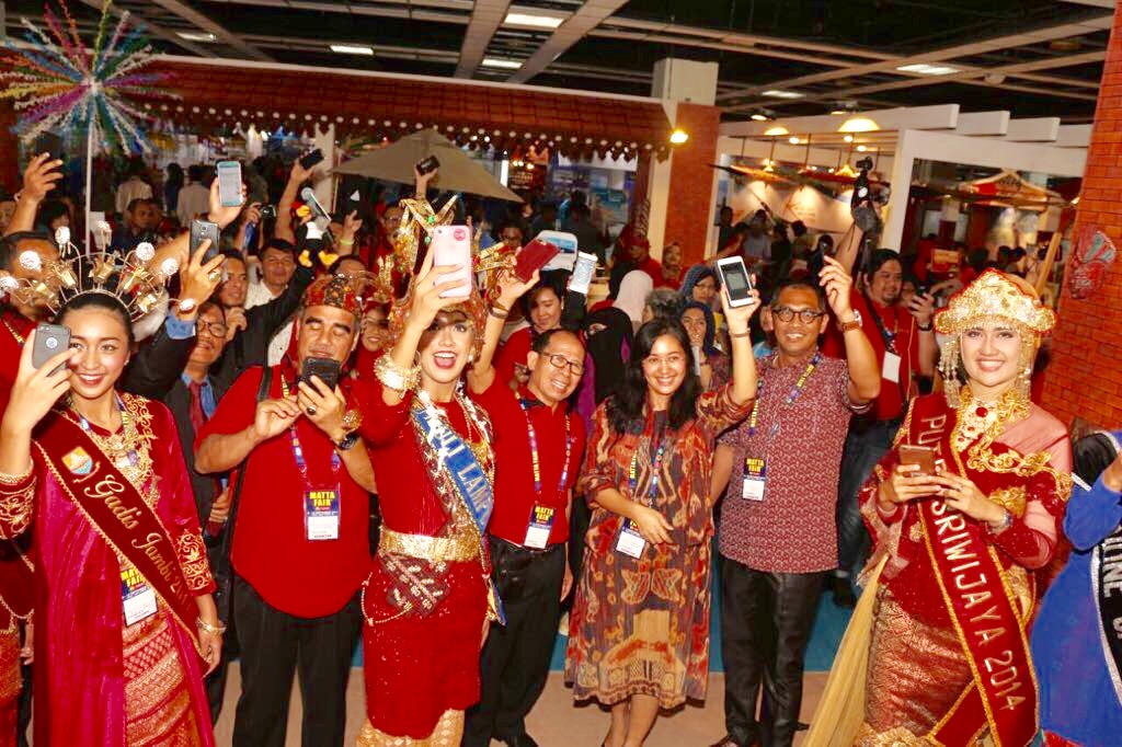 I Gde Pitana, Deputi Pengembangan Pemasaran Pariwisata Mancanegara Kemenpar menyemangati  peserta MATA Fair di Kuala Lumpur untuk #VoteVideoIndonesia.