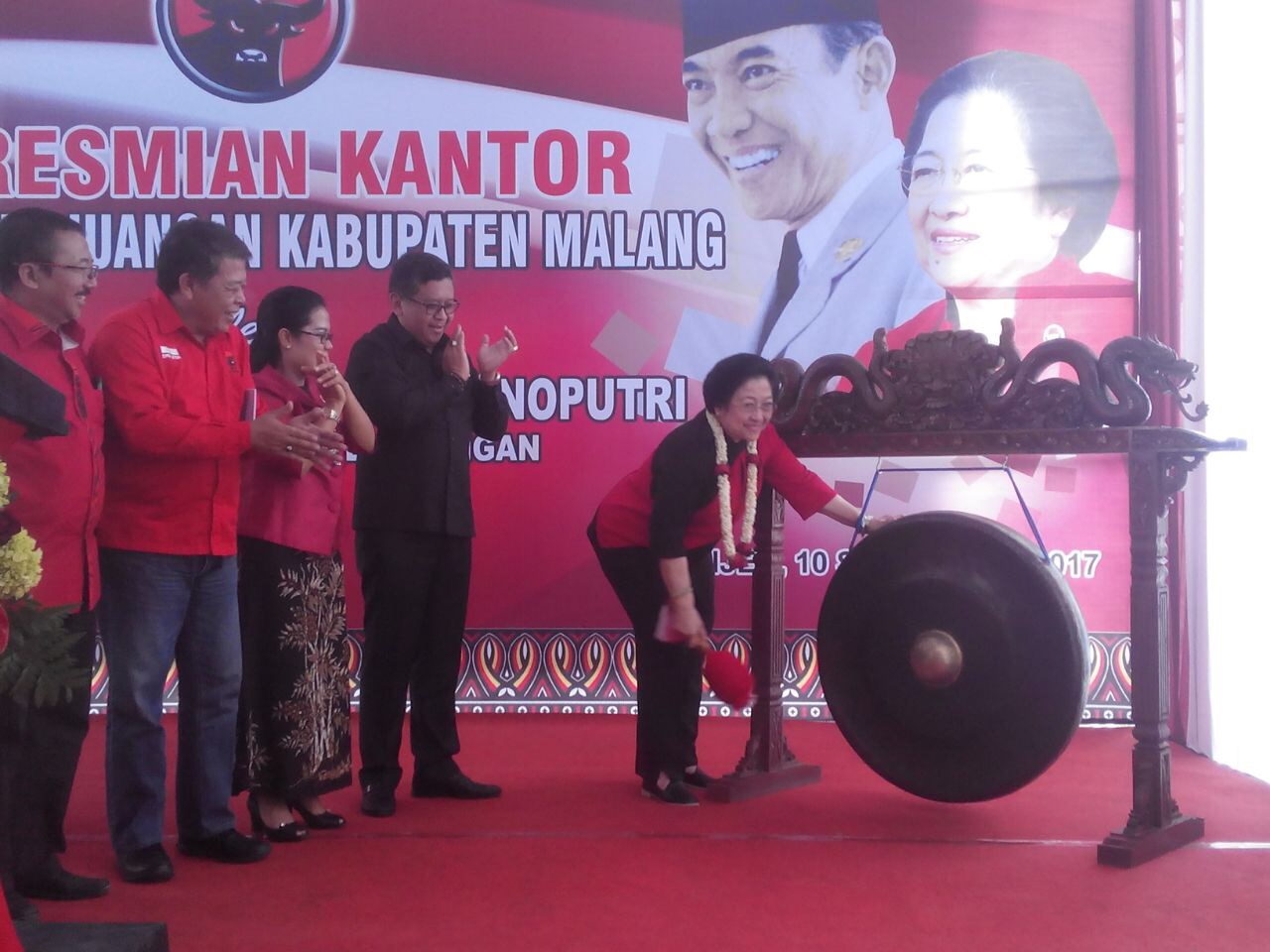 Ketua Umum PDIP Megawati Soekarnoputri memukul gong peresmian kantor DPC PDIP Kabupaten Malang, Ahad (10/9/2017).