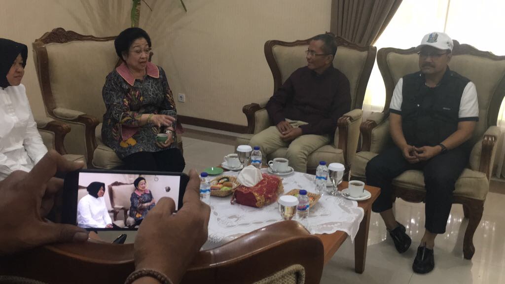 Megawati saat berbincang dengan Dahlan Iskan. Tampak juga Wagub Jatim Saifullah Yusuf dan Walikota Surabaya Tri Rismaharini