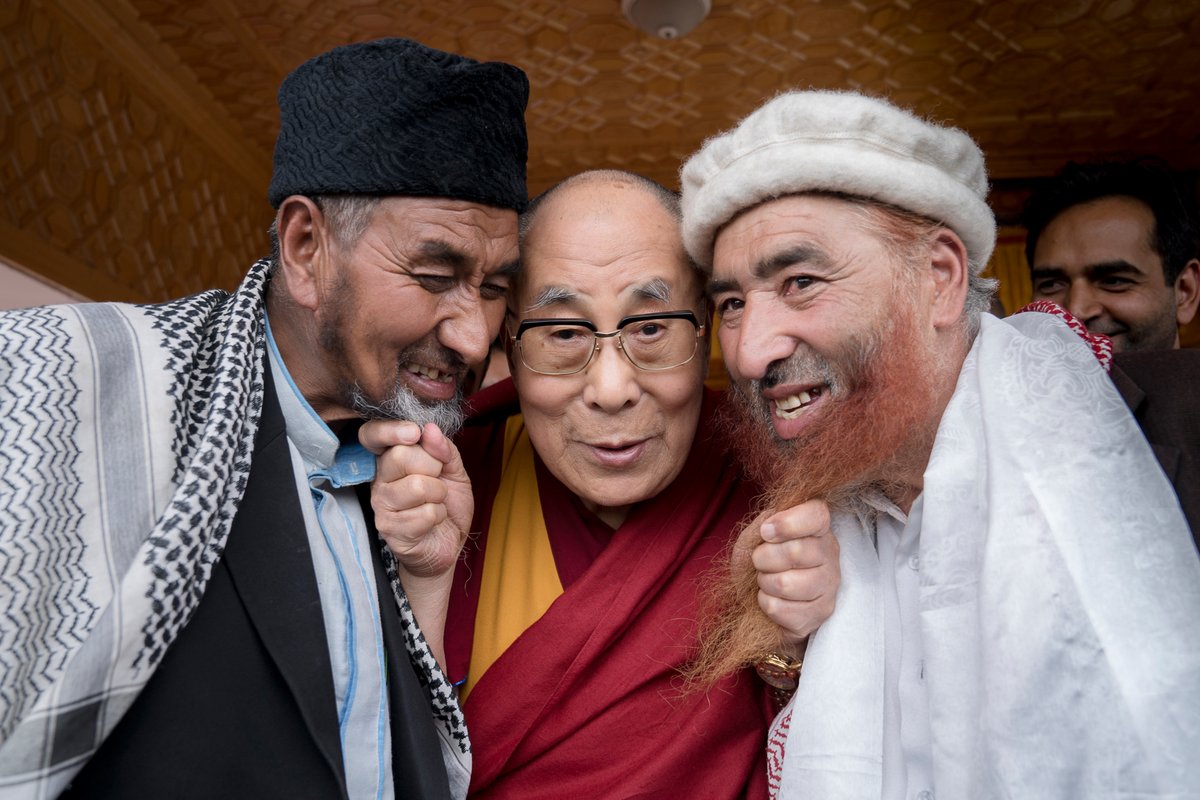 DAMAI: Dalai Lama, pemimpin spiritual Tibet, ketika bersama dua tokoh Muslim. (foto; ist)