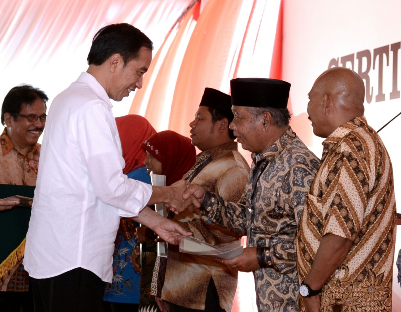 Presiden Joko Widodo membagikan sertifikat hak atas tanah sebanyak 7.125 sertifikat kepada masyarakat yang hadir di Lapangan Brigif 15 Kujang, Kota Cimahi, Provinsi Jawa Barat. (Foto: Biro Pers/Setpres) 