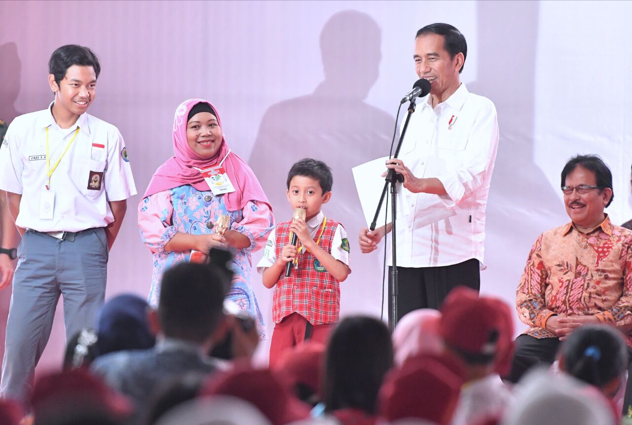 Presiden Joko Widodo di Lapangan Rajawali, Kota Cimahi pada Senin, 11 September 2017, menyerahkan 1.191 Kartu Indonesia Pintar kepada siswa SD, SMP, SMA, SMK, dan juga program kesetaraan yang ada di Kota Cimahi. (Foto: Biro Pers/Setpres) 