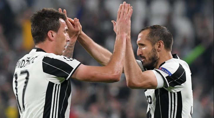 Mario Mandzukic (kiri) dan Giorgio Chiellini (kanan) dipastikan tak dapat memperkuat Juventus saat melawan Barcelona malam nanti, karena cidera.