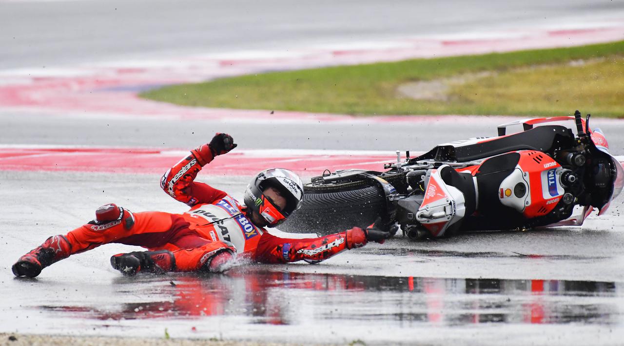Pebalap Ducati Jorge Lorenzo saat terjatuh dalam MotoGP San Marino, Minggu 10 September 2017. (foto: AFP)
