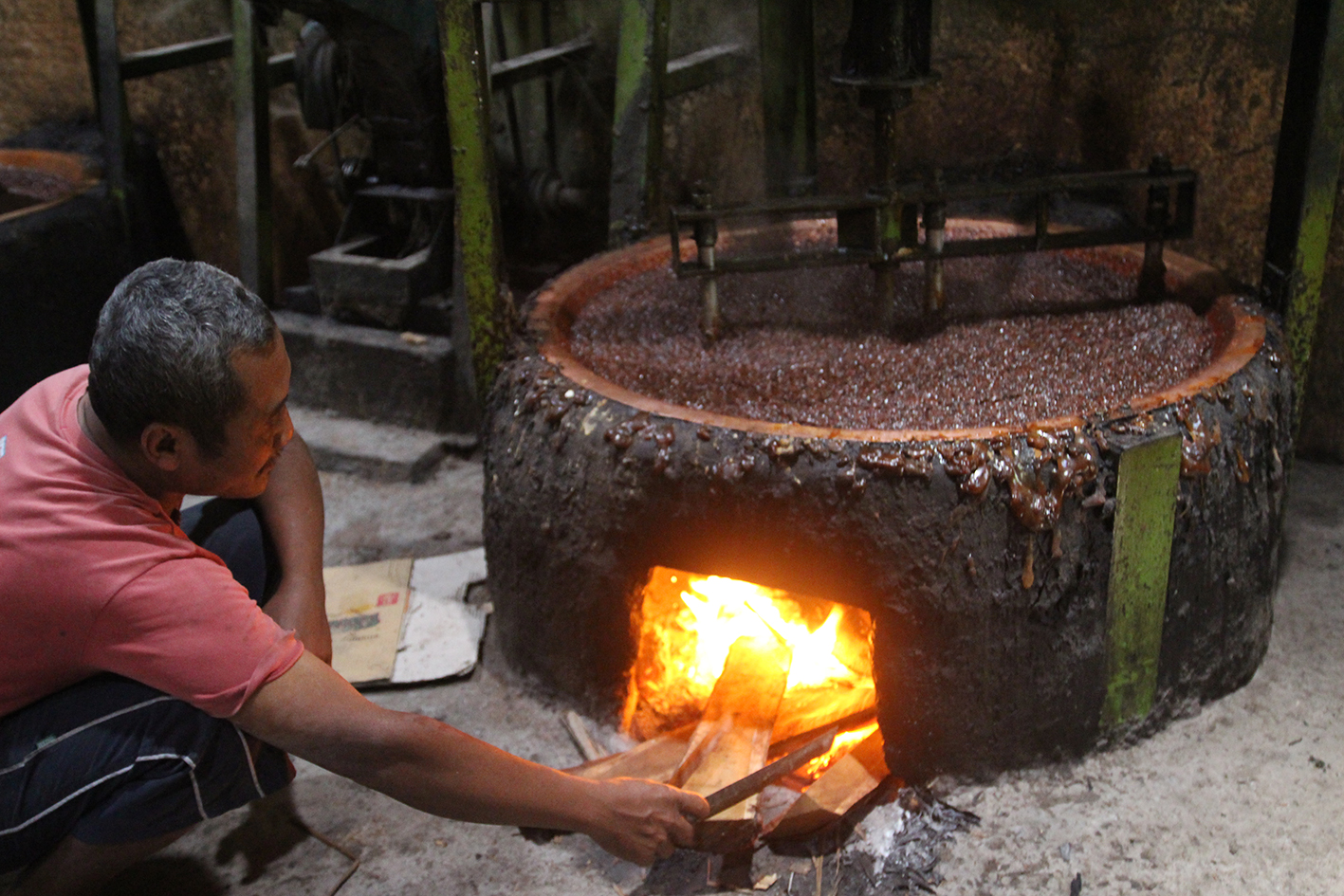 Pengapian tradisional yang tetap dipertahankan saat adonan djenang sudah di atas loyang besar. foto:widikamidi 