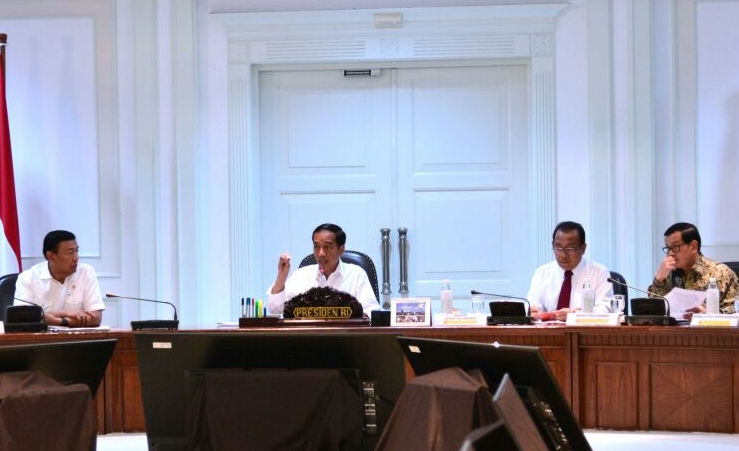 Presiden dan jajarannya melakukan rapat terbatas di Kantor Presiden, Jakarta, pada Selasa, 12 September 2017. (Foto: Biro Pers/Setpres) 