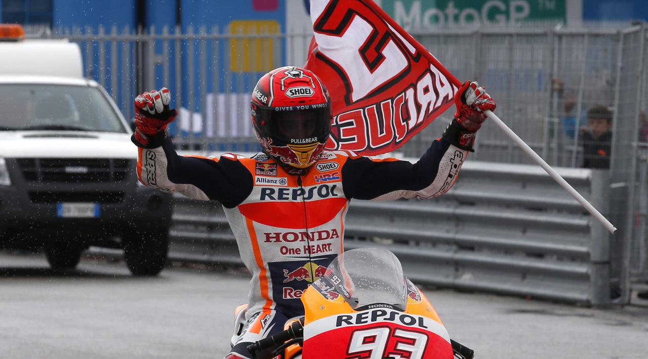 Selebrasi Marc Marquez usai memenangi MotoGP Misano, pada minggu kemarin. (foto: AFP)