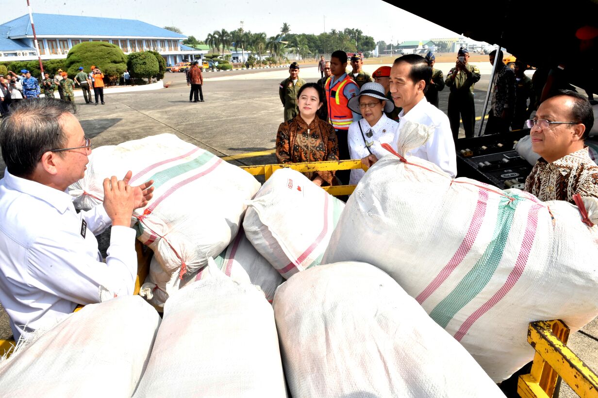 Presiden  Joko Widodo melepas bantuan kemanusiaan bagi pengungsi Rakhine State di Halim Perdanakusuma, Rabu, 13 September 2017. (Foto: Biro Pers/Setpres)