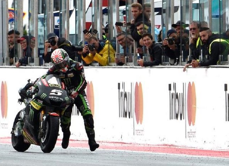 Tindakan pebalap Monster Yamaha Tech 3, Johann Zarco yang nekat mendorong motornya untuk dapat finis di MotoGP Misano dan raih satu poin.