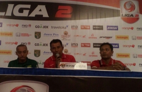 Persinga Ngawi (merah) akan menjamu Persebaya Surabaya sore nanti, namun Persinga tampaknya ingin meraih kemenangan dalam pertandingan terakhir Grup 5 Liga 2 di Gelora Bung Tomo. (foto: ngopibareng) 