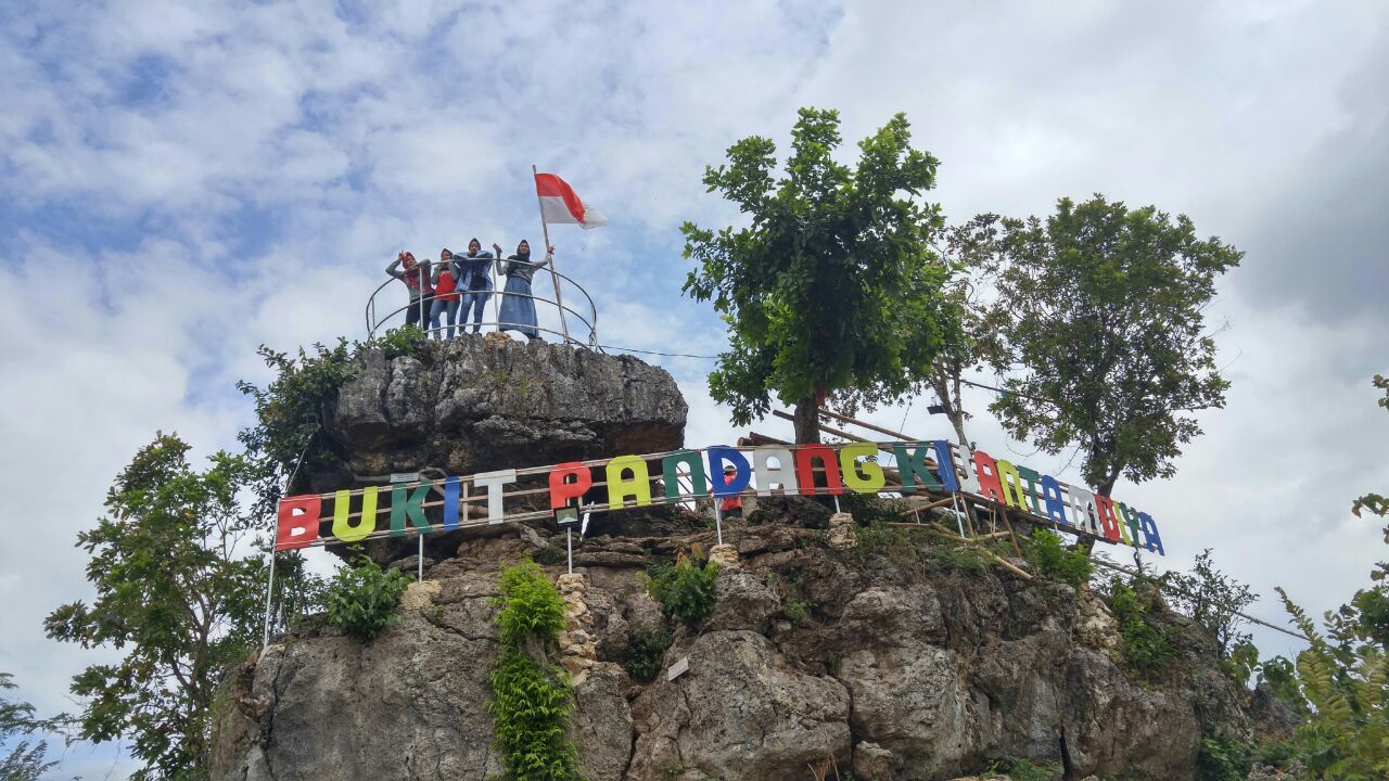 GARDU PANDANG: Para pengunjung bergantian untuk berfoto di spot bukit pandang Desa Durensawit Pati yang menyegarkan.