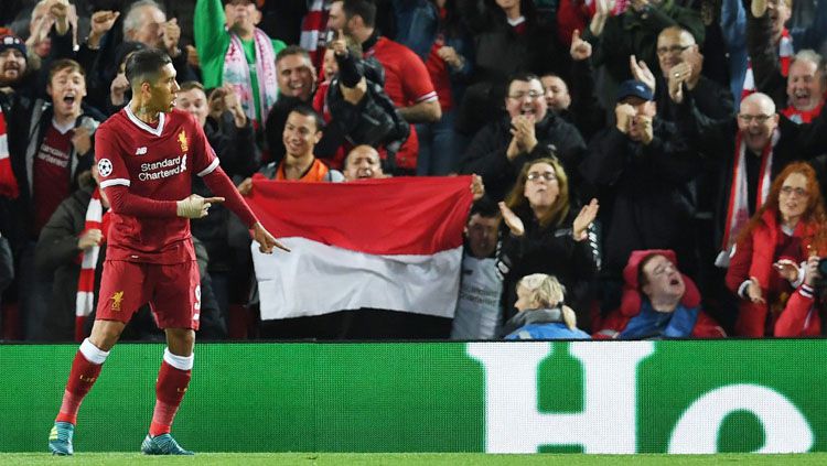 Bendera Merah Putih dikibarkan pendukung Liverpool saat menghadapi Sevilla di ajang Liga Champions dini hari tadi. 