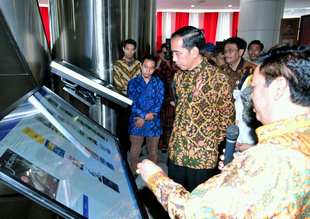 Presiden Joko Widodo meresmikan Gedung Layanan Perpustakaan Nasional. (Foto: Biro Pers/Setpres) 