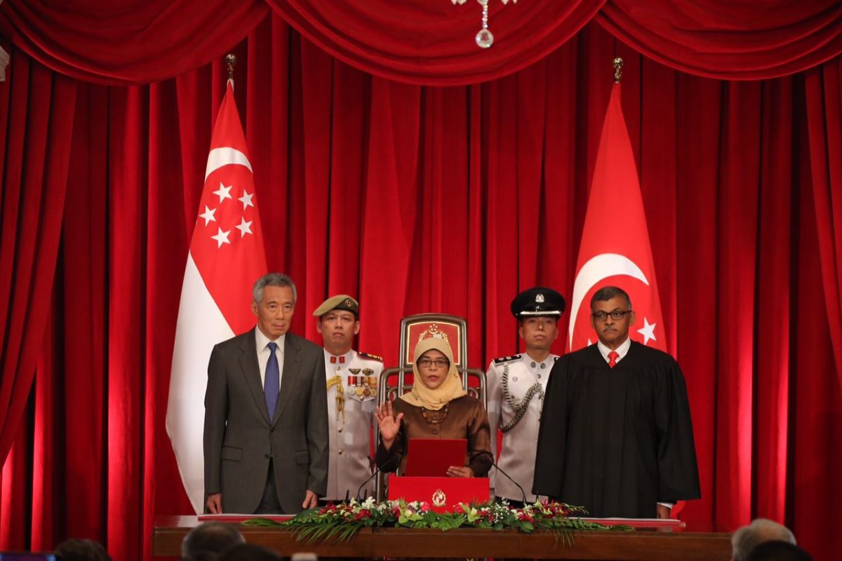 Halimah Yacob mengambil sumpah jabatan saat berdiri di dampingi Perdana Menteri Singapura Lee Hsien Loong (kiri), dan Ketua Hakim Sundaresh Menon dalam upacara peresmian menjadi Presiden Singapura di Istana Kepresidenan di Singapura, 14 September 2017. Halimah Yacob menjadi Presiden Singapura yang kedelapan.  (Foto: bernamadotcom)