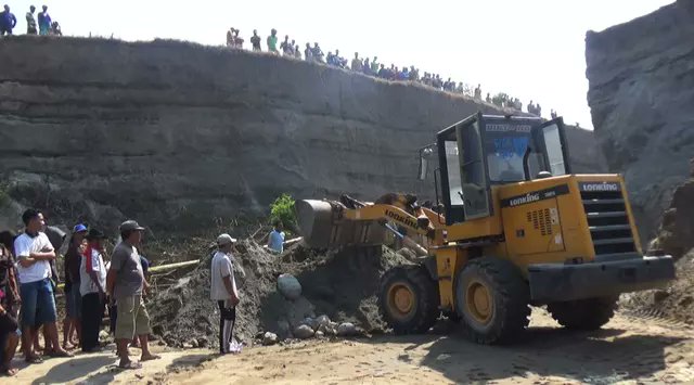 Evakuasi tanah longsor yang terjadi di tambang pasir tradisional Dusun Glogok, Desa Sumbertanggul, Mojosari, Mojokerto, Kamis, 14 September 2017. Sejumlah 4 pekerja tewas tertimbun material longsor. (Foto: Istimewa)